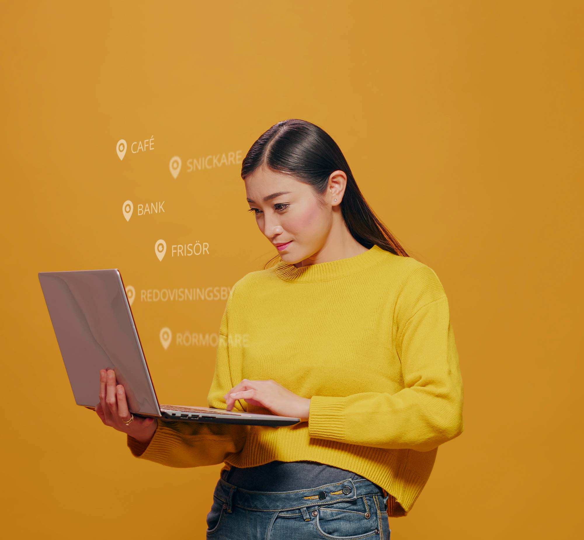 Person med laptop surfar på Merinfo.se